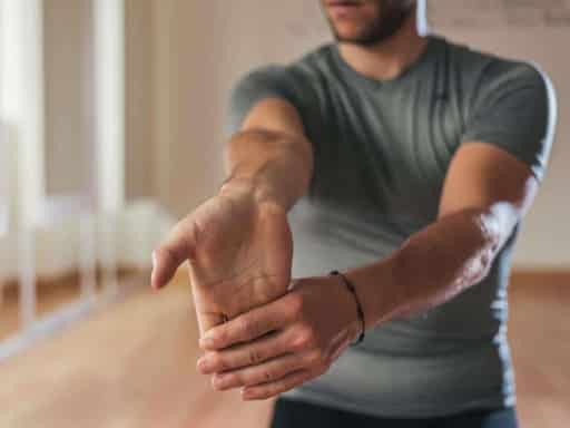 giãn căng cánh tay là một trong các cách chữa đau nhức cánh tay