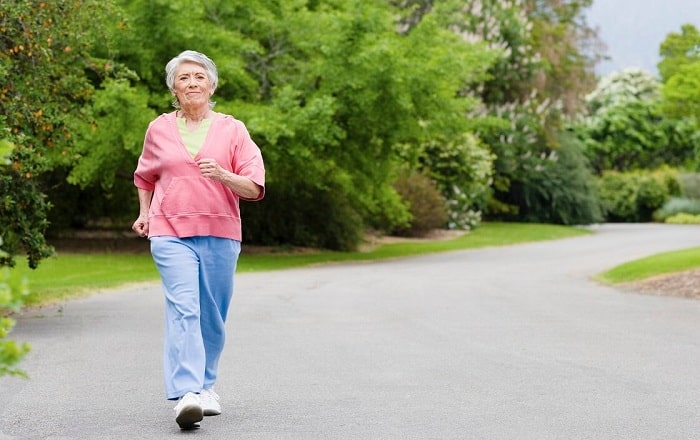 cách đi bộ tốt cho người bị đau khớp gối
