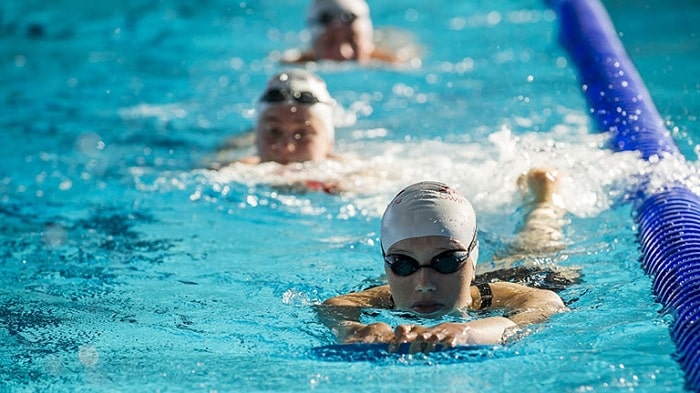 bơi lội là bài tập đau thần kinh tọa hiệu quả
