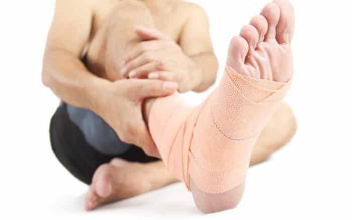 sơ cứu chấn thương trật khớp cổ chân tại nhà