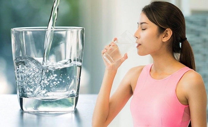 uống nhiều nước mỗi ngày là cách  phòng ngừa sỏi thận hiệu quả.