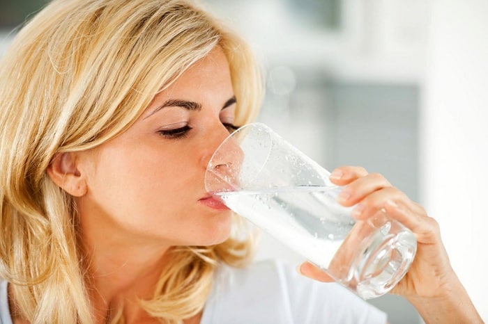 cung cấp đủ lượng nước cho cơ thể là biện pháp ngăn ngừa suy thận hữu hiệu