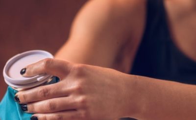 chườm nóng/lạnh chữa đau khớp khuỷu tay