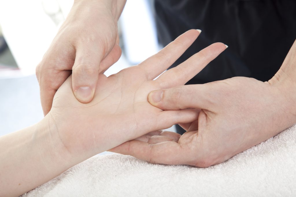 massage chữa viêm khớp dạng thấp