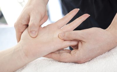 massage chữa viêm khớp dạng thấp