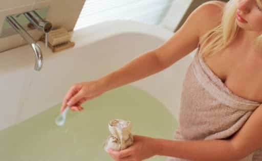 Tắm nước muối Epsom cũng giúp làm giảm cơn đau, thư giãn tinh thần